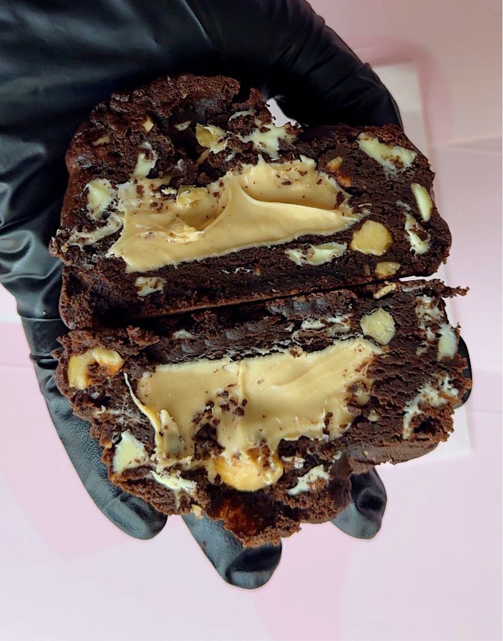 Nocciolate Cookie – New York style chocolate cookie with hazelnuts, chocolate chips and white hazelnut cream by Artin Sweet