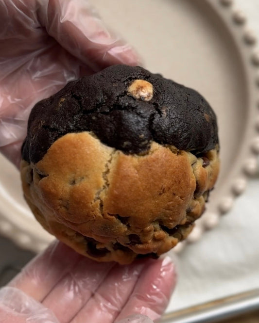Yin Yang Cookie – New York style cookie with chocolate and vanilla dough by Artin Sweet